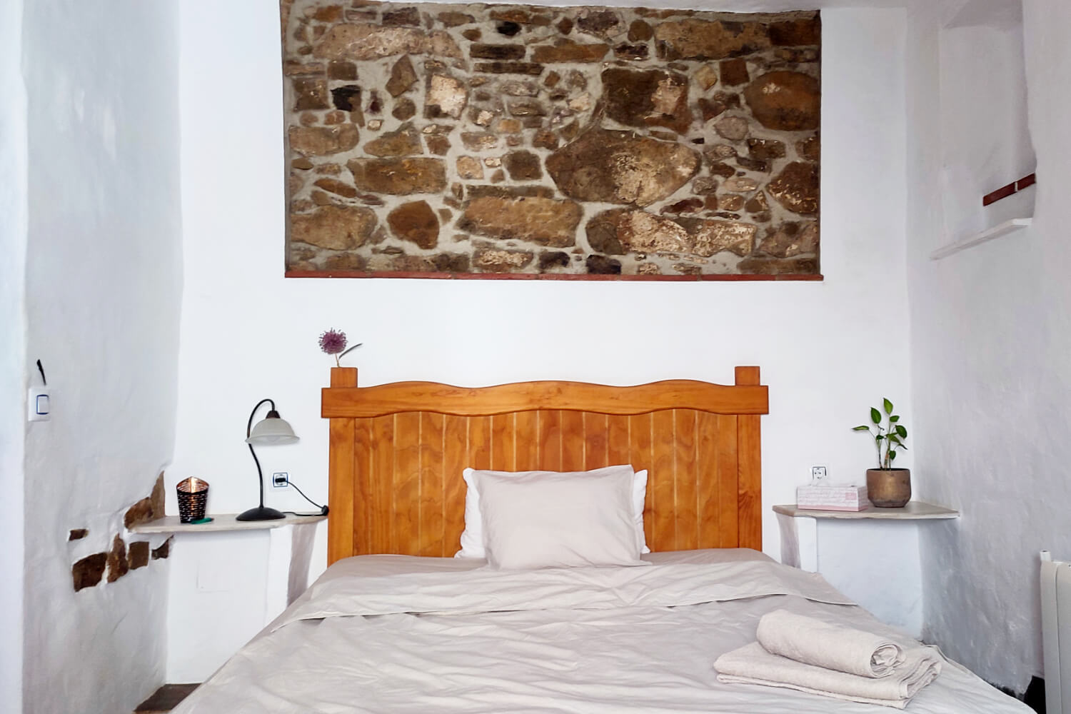 Single room - with single bed with shared bathroom (+ € 315,- per person)