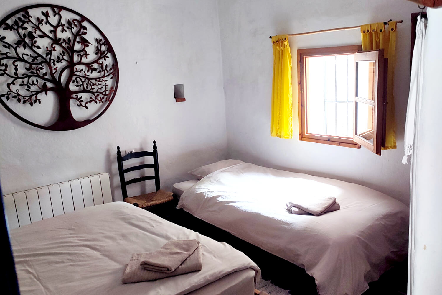 Gemeinschafts-Zweibettzimmer - mit 2 getrennten Betten und Gemeischaftsbad (+ € 240,- pro Person)