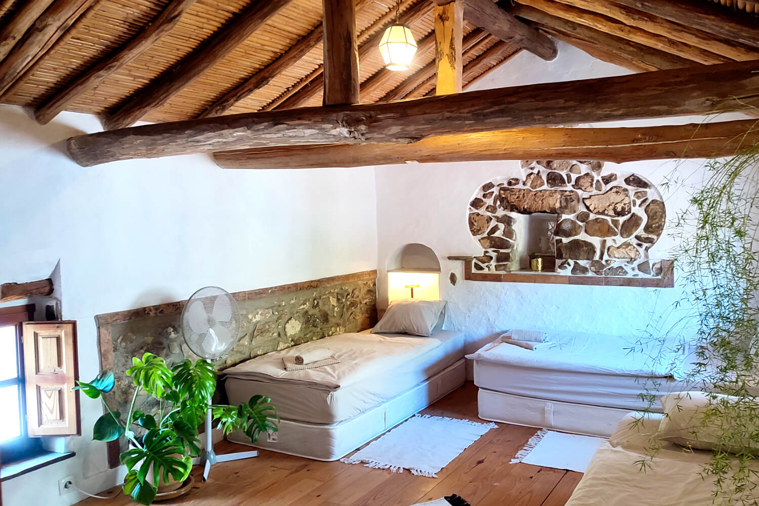 Group Dormitory - with 4 mattresses and shared bathroom (+ € 450,- for accommodation & food - per person)