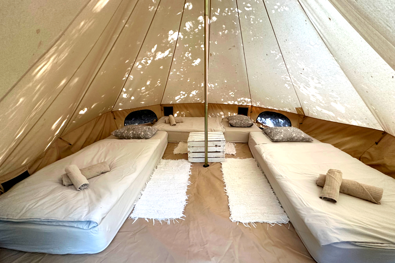 Glamping Bell Tent – single occupancy with outdoor bathroom (+ € 460 per person for accommodation & meals)